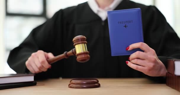Δικαστής Διαβατήριο Μετανάστευσης Τον Γκάβελ Στο Δικαστήριο Απώλεια Της Ιθαγένειας — Αρχείο Βίντεο