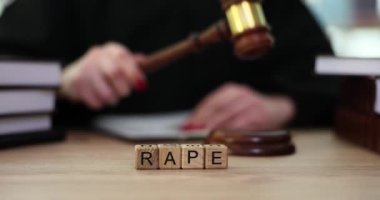 Mahkemede tokmakla tecavüz ve yargıçlık yap. Cinsel şiddet mağduru kadınlar için adalet ve failler için ceza