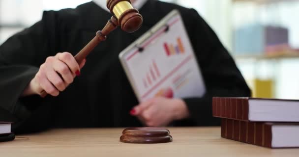 Soudce Kladívkem Obchodními Finančními Dokumenty Grafy Grafy Ekonomické Trestné Činy — Stock video