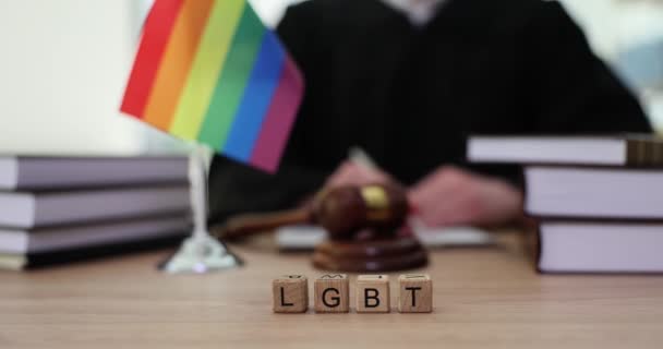 Gavel Für Den Richter Anwalt Und Eine Regenbogenfahne Gerichtssaal Homosexualität — Stockvideo