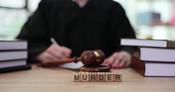 Världsmord Och Domare Skriver Dom Rättssalen Kontraktsbundet Politiskt Mord — Stockvideo