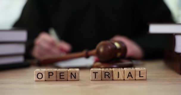 Слово Открытое Судебное Разбирательство Судьей Молотком Зале Суда Крупным Планом — стоковое видео