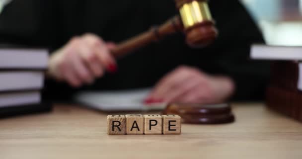 Text Våldtäkt Och Domare Med Klubba Rättssalen Rättvisa För Kvinnor — Stockvideo