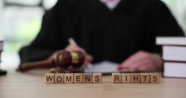 Hakim Mengetuk Palu Dan Kata Tentang Perempuan Closeup Hak Hakim — Stok Video