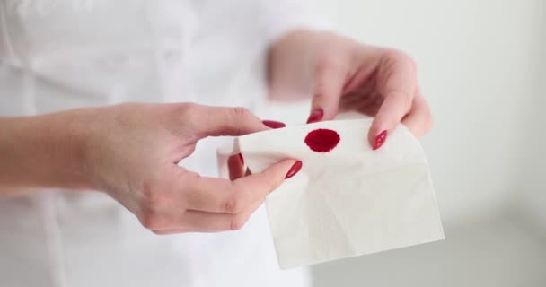 Κοντινό Χέρι Κρατώντας Χαρτί Αίμα Σκουπίστε Αίμα Από Πληγή Ιστό — Αρχείο Βίντεο
