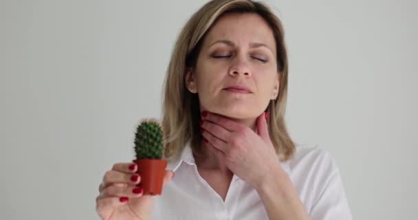 喉の痛みを示唆する手にサボテンを保持女性 喉の痛みは診断と治療を引き起こす — ストック動画