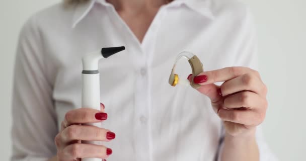 妇女手持数字耳镜和助听器 耳鼻咽喉科医生的服务 — 图库视频影像