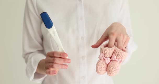 Händerna Kvinnor Graviditetstest Och Små Barn Rosa Tofflor Graviditetsplanering — Stockvideo