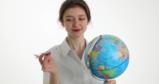 Podróżować Samolotem Ładna Dziewczyna Trzyma Samolot Koncepcja Globu Mapy Świata — Wideo stockowe