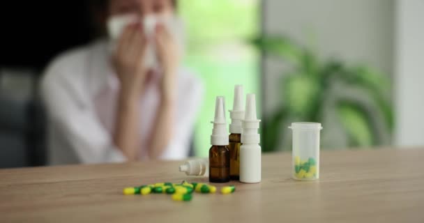 用药片和喷剂治疗感冒和鼻炎 各种药物喷雾剂治疗鼻塞 喉咙痛和餐巾纸中毒 — 图库视频影像