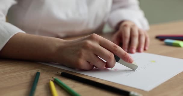 家庭のテーブルの上に描かれたゴム消し鉛筆で女性の手を閉じる 描くことと創造的な趣味を学ぶ — ストック動画