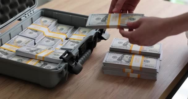 Persoon Stopt Briefjes Van 100 Dollar Een Koffer Omkoping Van — Stockvideo