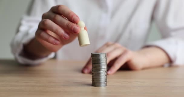 Personne Met Figurine Pièces Monnaie Humaine Croissante Concept Richesse Épargne — Video