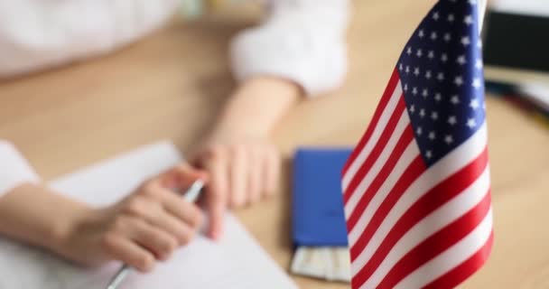 Les Personnes Remplissent Une Demande Visa Américain Ambassade Gros Plan — Video