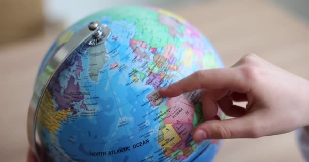Mano Toccando Globo Paese Ricerca Sulla Mappa Turista Sta Pianificando — Video Stock