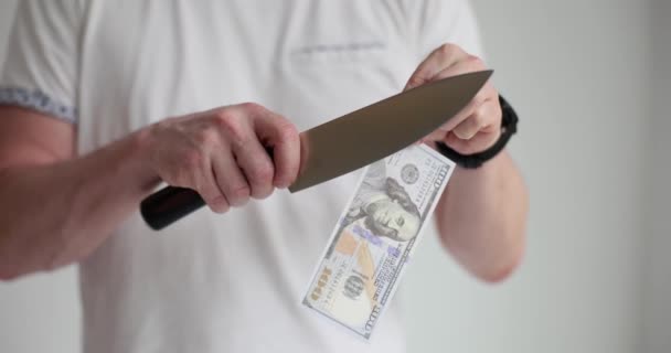 Persona Corta Billete 100 Dólares Con Cuchillo Afilado Cerca Defecto — Vídeo de stock