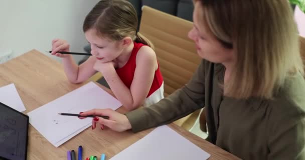 Feliz Familia Madre Hija Aprenden Dibujar Maestra Mujer Adulta Enseña — Vídeo de stock