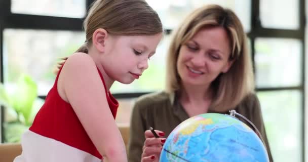 妈妈和女儿看着地球 妈妈解释世界 老师把全球展示给女生看 — 图库视频影像