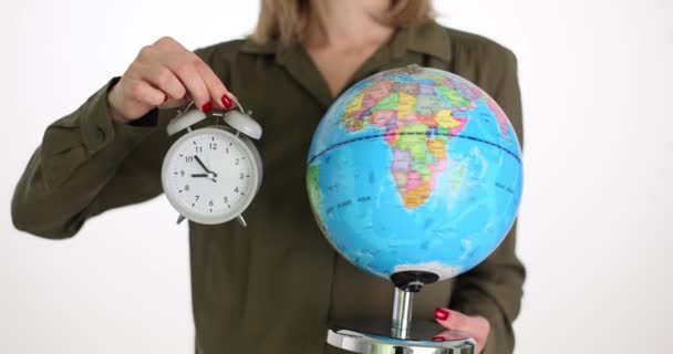 Relógio Despertador Com Sinos Globo Terrestre Mãos Femininas Programações Internacionais — Vídeo de Stock