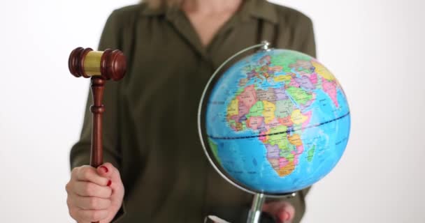 一个世界政府和世界范围的全球法律体系概念 由法官和世界各国的律师或法官手拿着木槌的国际法 — 图库视频影像