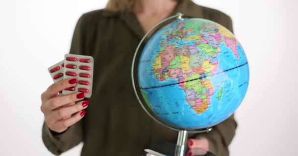 Kadın Ellerinde Hap Küre Kabarcıkları Var Dünyanın Pahalı Ilacı Dünyayı — Stok video