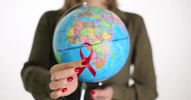 Zbliżenie Kuli Ziemskiej Czerwoną Wstążką Walki Aids Rękach Kobiet Epidemiologia — Wideo stockowe