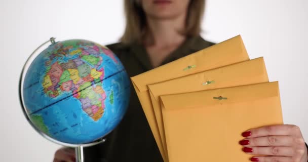 Sobre Postal Amarillo Con Globo Manos Femeninas World Post Day — Vídeos de Stock