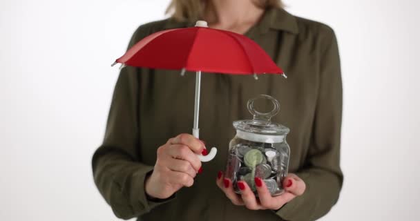 Femme Tient Banque Bocal Parapluie Dans Les Mains Gros Plan — Video