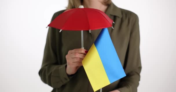 乌克兰妇女手持乌克兰的伞和国旗 俄罗斯和乌克兰之间的战争和帮助乌克兰人 — 图库视频影像
