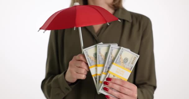 Protección Del Dinero Inversión Seguro Seguro Persona Con Paraguas Escudo — Vídeos de Stock