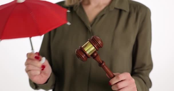 律师或嫌犯手持雨伞和法杖 司法保护概念 — 图库视频影像