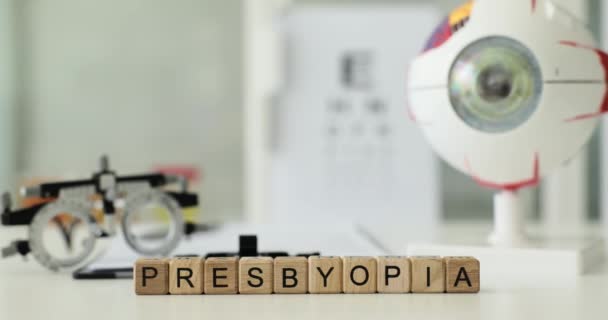Presbyopie Leeftijdsgerelateerde Brekingsfout Van Oogonderzoek Tandheelkundige Kliniek Presbyopie Veroorzaakt Symptomen — Stockvideo