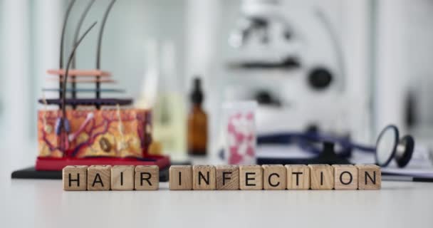 Woord Haarinfectie Met Pillen Een Microscoop Het Laboratorium Trichophytose Veroorzaakt — Stockvideo