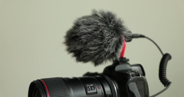 Professionele Cardioïde Directionele Zwarte Video Condensator Microfoon Bevestigd Aan Camera — Stockvideo