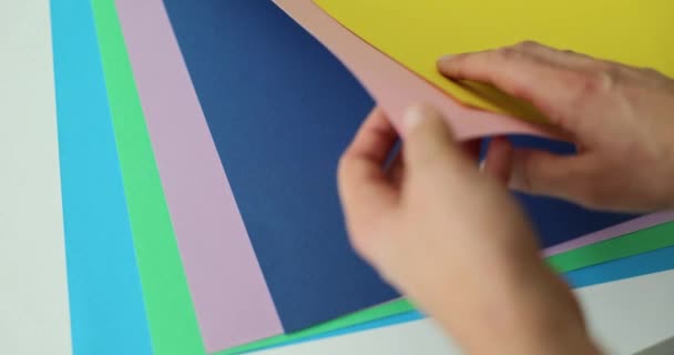 Mujer Mano Examina Muestras Color Papel Color Seleccionar Color Catálogo — Vídeo de stock