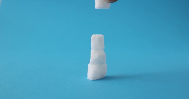 人的手建造了一个小的糖块金字塔 糖在身体和碳水化合物代谢中的累积 — 图库视频影像