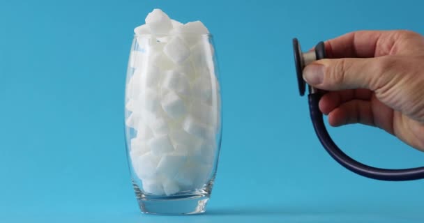 Suikerklontjes Glazen Bekerglas Met Stethoscoop Effect Van Suiker Het Menselijk — Stockvideo