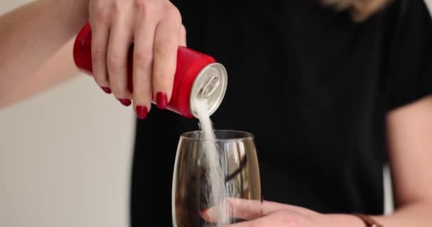 女性はさわやかなコーラのガラスを保持し ガラスに砂糖を注ぐ 炭酸飲料と健康リスク — ストック動画