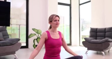 Kas ve pazılarını şişiren halterli aktif spor kadını. Spor ve spor yaşam tarzı konsepti