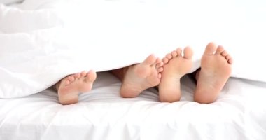 Evdeki kadın ve erkek yatakta birbirlerini görmezden geliyorlar. İlişkilerde sorunlar ve yakın aile hayatı