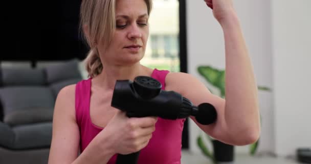 Broń Masująca Regeneracji Mięśni Domu Kobieta Robi Masaż Relaksujący Masaż — Wideo stockowe