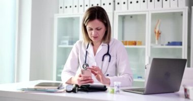 Gezici tıbbi uygulama danışmanlığı yapan terapist uzaktan kumandalı hasta ve teletıp kullanıyor. Hemşire kadın dijital danışma için akıllı telefon tutuyor.