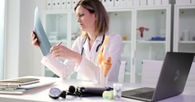 Doktor diz eklemi ve röntgen gösteriyor. Diz eklemi veya gonartrosis artrosis