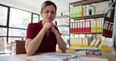 Ofiste oturan düşünceli, sorunlu genç bir kadın. Yönetici düşüncesi ve dalgın düşüncesi bilgisayar kullanarak plan yapar veya bir sorunu çözer