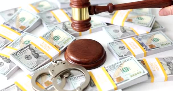 法官用带手铐的木槌在成堆的美元上敲了几下 关于腐败和金融犯罪的决定 — 图库视频影像