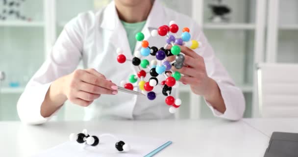 Wissenschaftler Untersucht Modell Der Molekularen Struktur Struktur Und Eigenschaften Der — Stockvideo