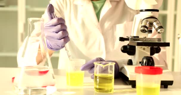 Vrouwelijke Chemicus Controleert Gele Vloeistof Microscoop Chemisch Laboratorium Kwaliteitscontrole Van — Stockvideo