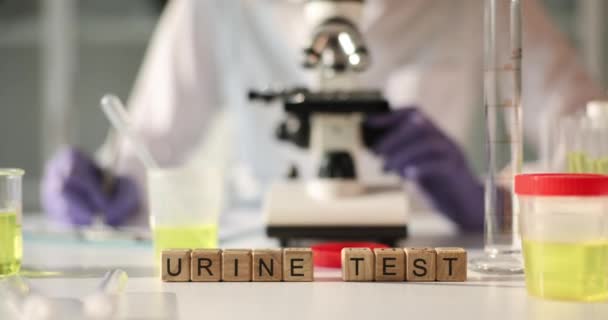 Scienziato Analizza Analisi Delle Urine Utilizzando Microscopio Laboratorio Analisi Delle — Video Stock