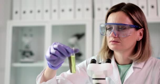 医学或科学研究人员医生在实验室里检查装有液绿溶液的试管 化学科学研究 — 图库视频影像
