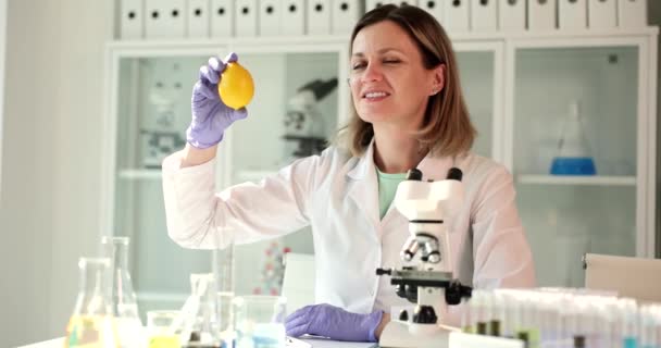 Científico Usando Microscopio Tiene Limón Laboratorio Beneficios Perjuicios Los Limones — Vídeo de stock